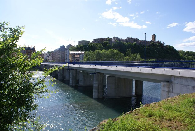 Photo vistas de el pueblo de aínsa con embalse al fondo, edificios en zona urbana. pont.