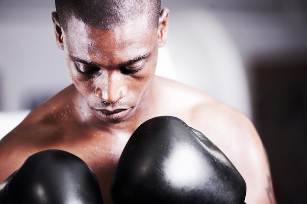 Visualiser le succès Un jeune boxeur prend le temps de visualiser avant un combat