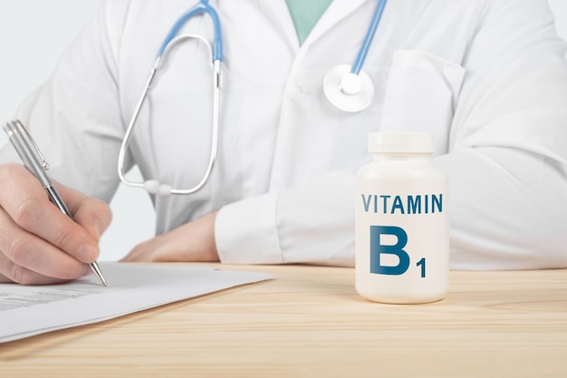 Vitamine B1 et minéraux essentiels pour l'homme. le médecin recommande de prendre de la vitamine B1. le médecin parle des avantages de la vitamine B1. Vitamine B - Concept Santé