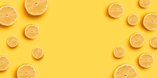 Vitamine C élevée, juteuse et sucrée. Motif de fruits orange orange frais sur un fond jaune pour une bannière ou une affiche. Espace de copie