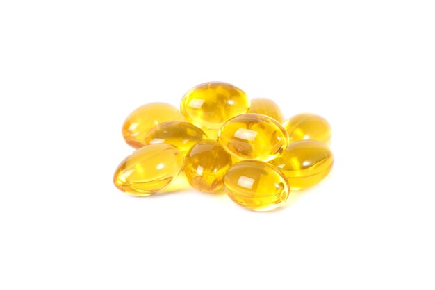 Vitamine D Omega 3 Pilules jaunes slide isolé sur fond blanc Les vitamines sont des antibiotiques Cure