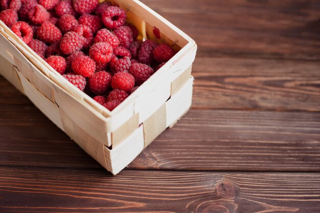 Vitamines. Baies d'été. Framboises. Gros plan, vue de dessus, produit haute résolution. Concept de récolte