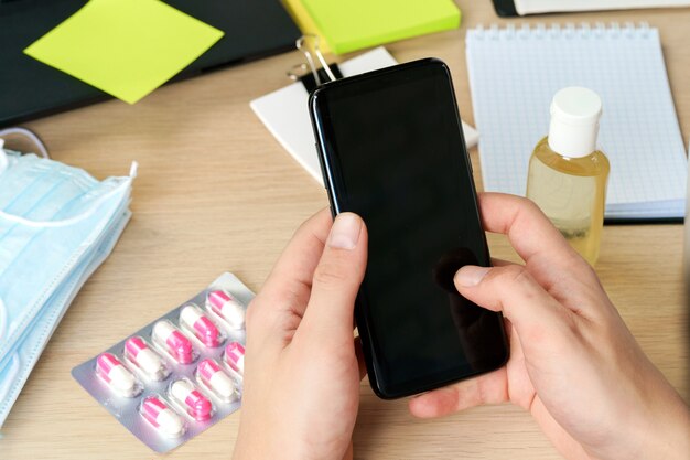 Vitamines et masque médical sur la table de bureau se bouchent, concept de protection contre le virus corona