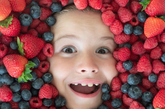 Vitamines saines fruits baies mélange de fraise myrtille framboise mûre pour les enfants