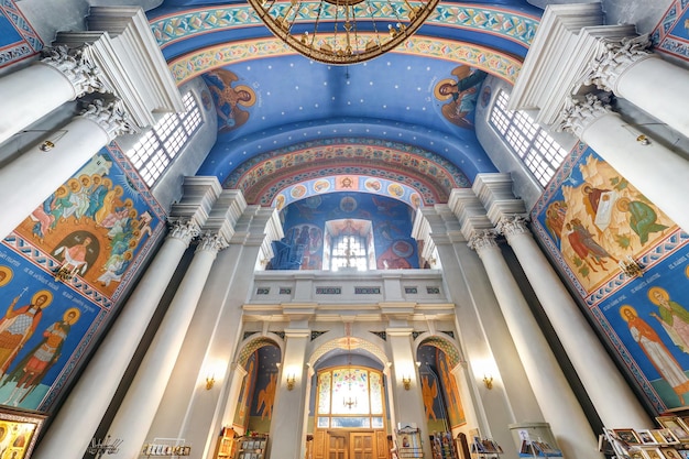VITEBSK BÉLARUS AOÛT 2019 dôme intérieur et regardant vers le haut dans une ancienne église orthodoxe plafond et voûte avec fresque