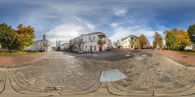 VITEBSK BÉLARUS OCTOBRE 2018 Panorama complet et harmonieux à 360 degrés sur la place de la rue piétonne de la vieille ville touristique en projection équirectangulaire prêt pour le contenu de réalité virtuelle VR AR