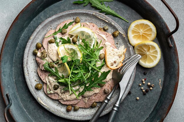 Photo vitello tonnato nourriture traditionnelle italienne vue d'en haut