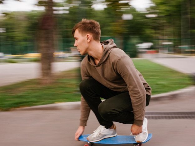 Vitesse de flou de style de vie hipster moderne garçon patineur