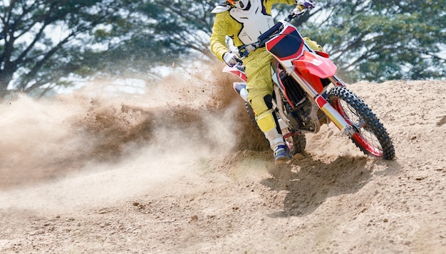 Vitesse de motocross en piste.