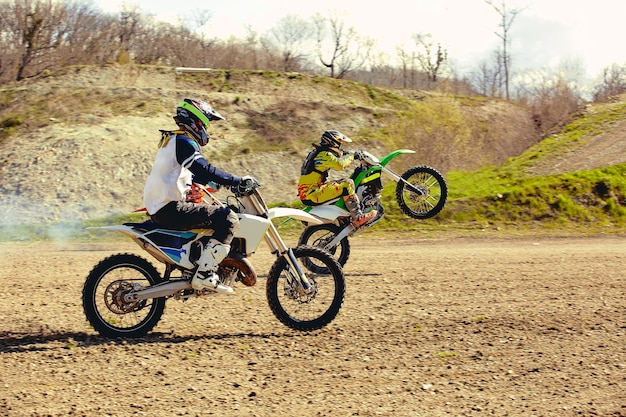 Vitesse et puissance de course de vélo de motocross dans le sport extrême de l'homme, concept d'action sportive