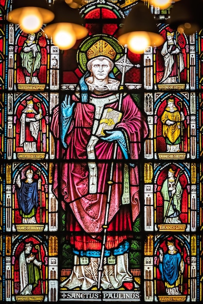 Vitrail de l'église portrait de Sanctus Paulinus