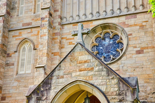 Vitraux d'église avec l'enfant Jésus et un toit pointu avec une croix