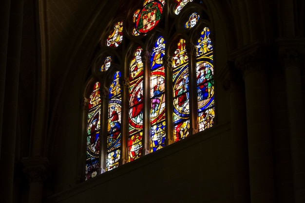 Vitraux gothiques de la cathédrale de Tolède en Espagne