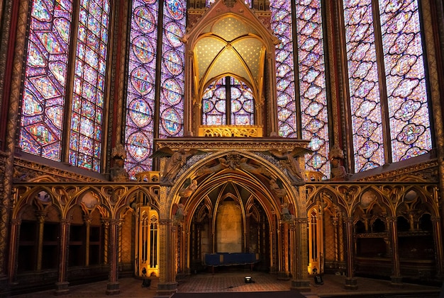 Vitraux de Sainte Chapelle avec rosace église médiévale du 13c Paris France