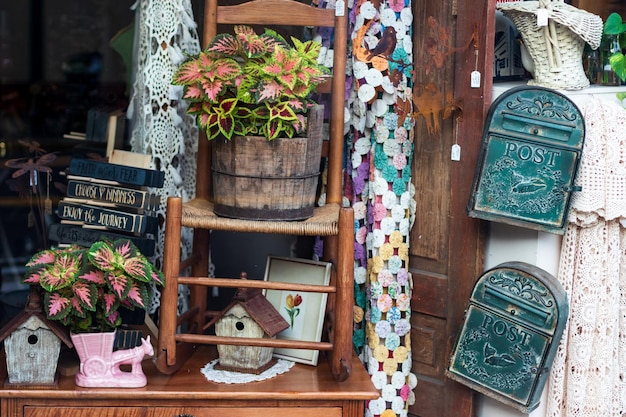 Vitrine d'antiquités avec diverses cotes se termine