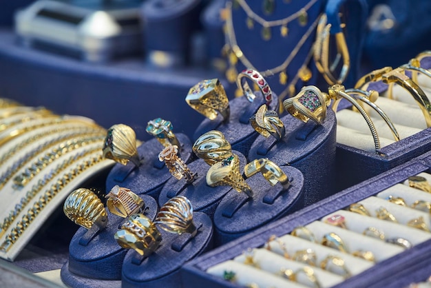 Vitrine de bijoux avec un grand choix de bijoux en or bracelets chaînes bagues et boucles d'oreilles