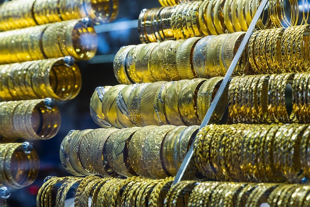 Vitrine de bijoux avec un grand choix de chaînes de bracelets de bijoux en or