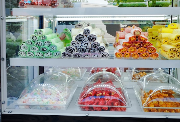 Vitrine avec des bonbons en boutique