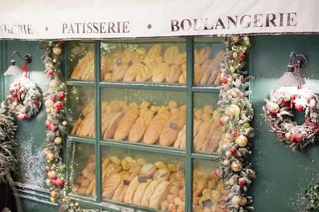 Photo vitrine de boulangerie de noël et guirlande de noël