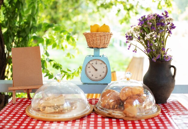 Vitrine d'un café d'été de rue avec des pâtisseries