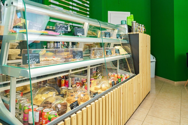 Vitrine avec des desserts dans un café en gros plan