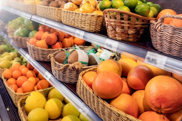 Vitrine avec des fruits frais dans l'épicerie alimentation saine et mode de vie végétarisme produits écologiques vitamines
