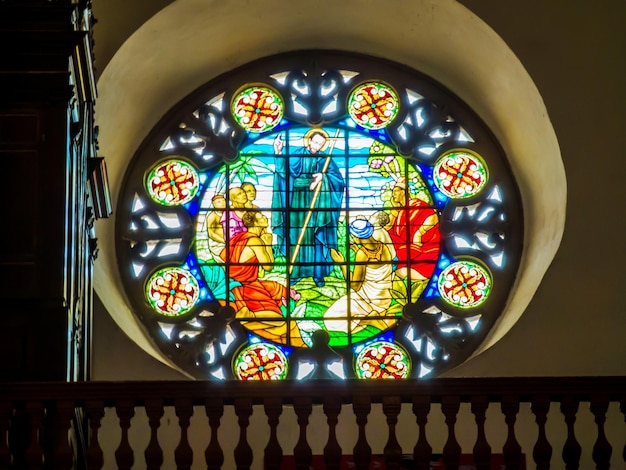 Photo vitrine à l'intérieur de l'église représentant l'image du saint