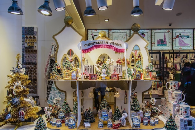 Vitrine avec souvenirs et décoration de Noël