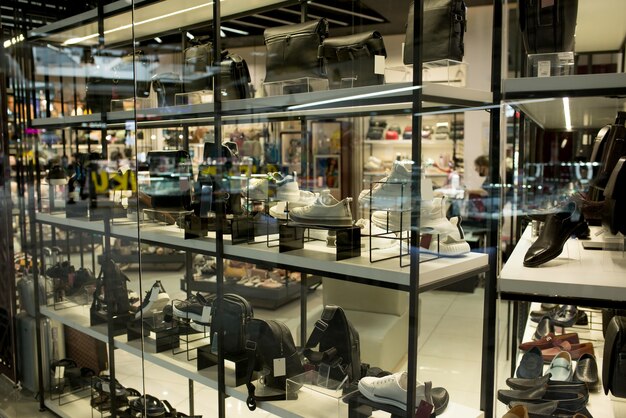 Vitrine en verre avec chaussures et sacs à main en cuir