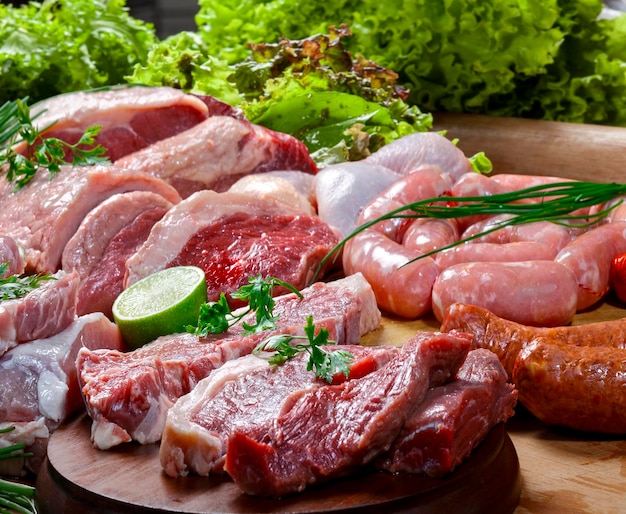 Vitrine de viande dans la boucherie du supermarché