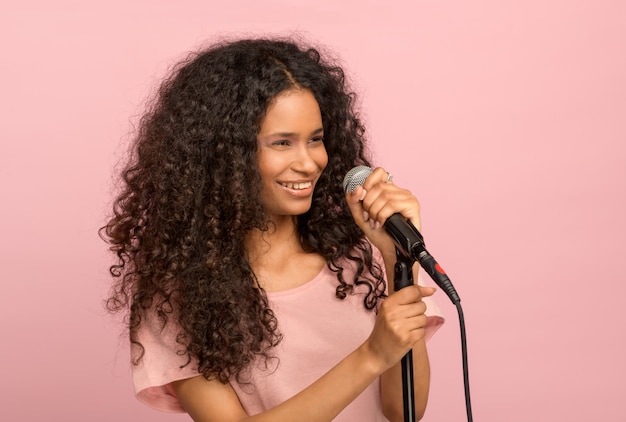 Photo vivace jeune fille noire avec un microphone