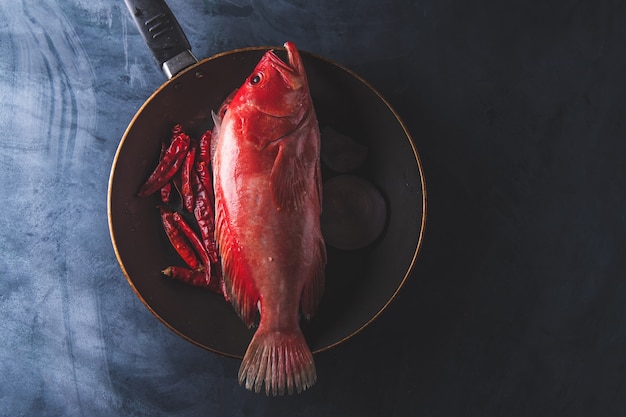 Vivaneau rouge poisson cru sur le dessus de table