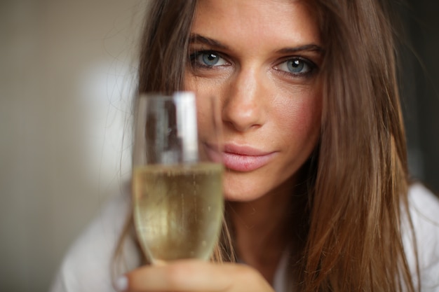 Vive L'amour! Une Jolie Fille Aux Yeux Bleus A Tendu Un Verre De Vin à La Caméra.