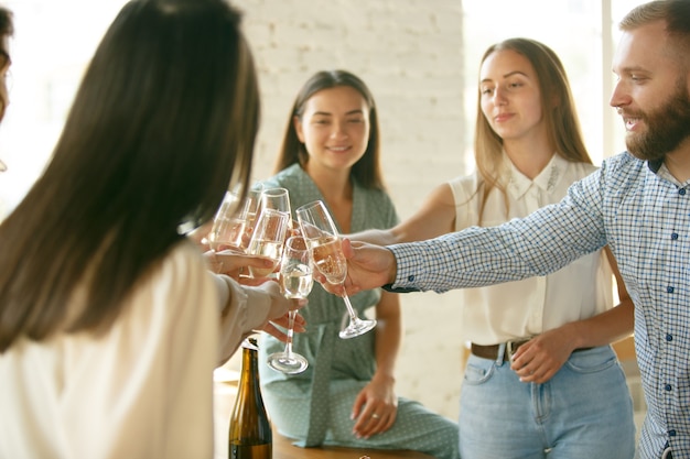 Vive les gens trinquant avec du vin ou du champagne Des amis joyeux et joyeux célèbrent