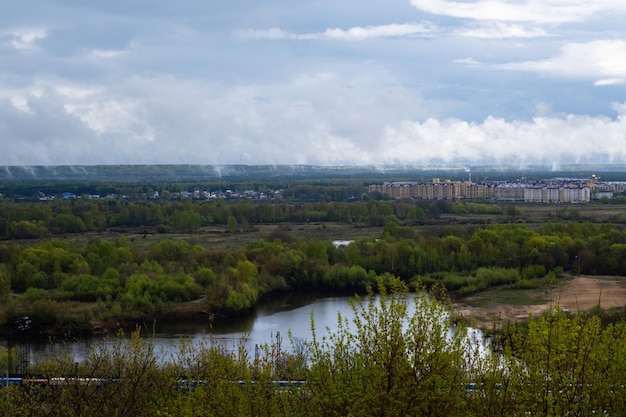 Vladimir Russie 26 avril 2023 Vue du complexe résidentiel et du chemin de fer depuis la terrasse d'observation