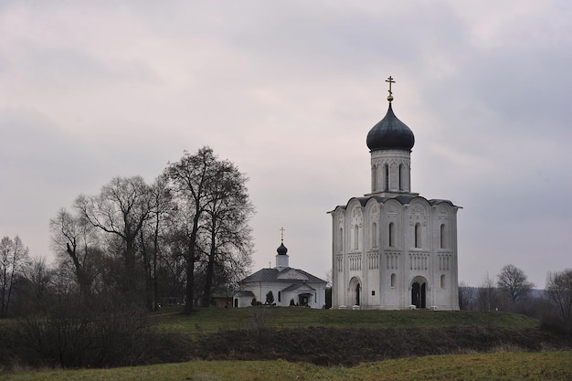 VLADIMIR, RUSSIE - 3 NOVEMBRE 2021 : Église de l'Intercession sur le Nerl à Bogolyubovo