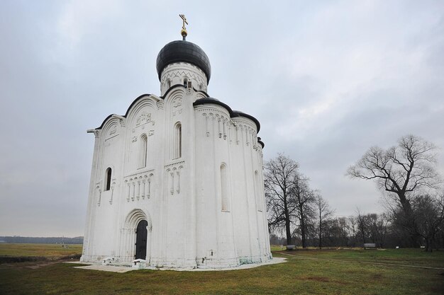 VLADIMIR, RUSSIE - 3 NOVEMBRE 2021 : Église de l'Intercession sur le Nerl à Bogolyubovo