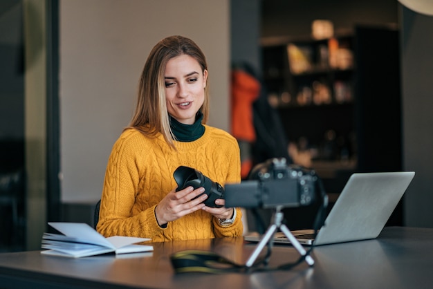 Vlogger Femme au travail.