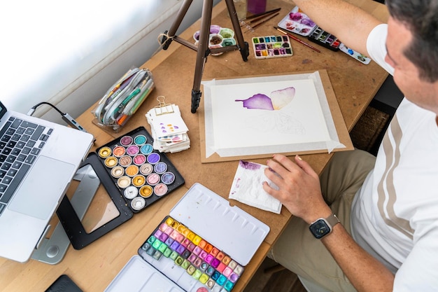 Photo vlogger lgbt artistique créant de l'art à l'aquarelle en studio