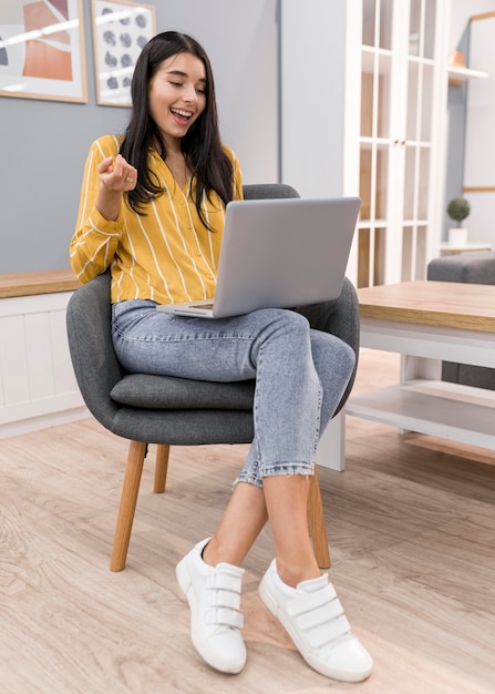 Vlogger à la maison avec ordinateur portable