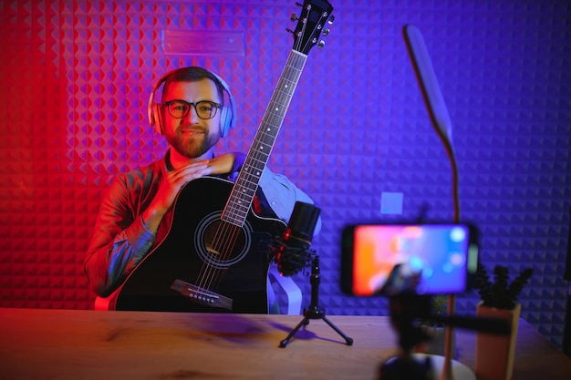 Vlogger masculin enregistrant une émission liée à la musique au studio