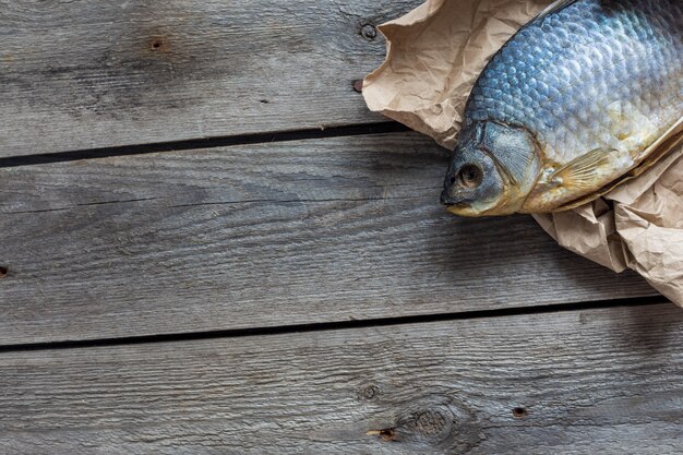 Vobla de poisson sec salé sur papier craft froissé sur bois