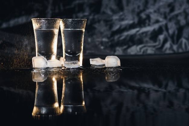 Vodka. Coups, verres de vodka avec de la glace. Fond sombre. Espace de copie .Mise au point sélective