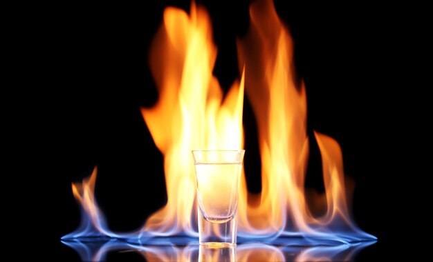 Photo de la vodka en flammes sur un fond noir