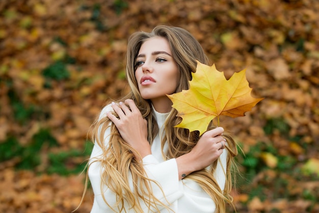 Vogue d'automne Belle fille par une chaude journée d'automne ensoleillée