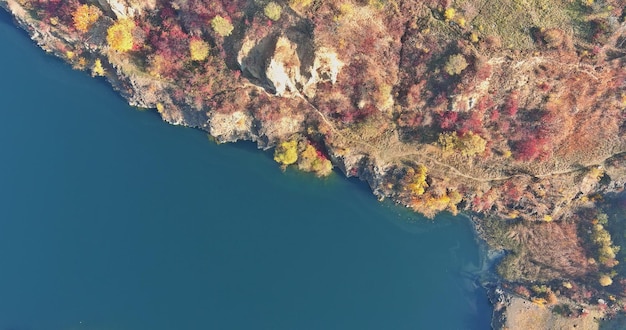 Voici un aperçu de l'étang de carrière formé après l'extraction de pierre avec de l'eau turquoise qui est maintenue propre