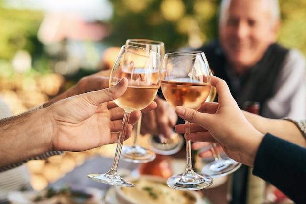 Voici de nombreux autres rassemblements comme celui-ci Photo d'un groupe de personnes méconnaissables célébrant avec un toast sur une table à l'extérieur