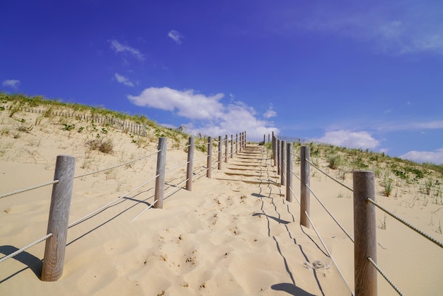 Voie d'accès à la côte de la mer française avec la mer ensoleillée de la plage atlantique en été