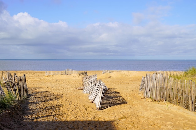 Voie d'accès à la plage de sable de Chatelaillon Plage ville mer en France