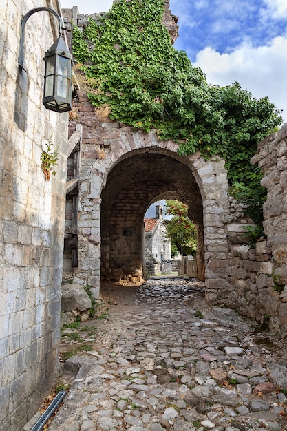 Voie de l'arche antique sur une vieille ville de Bar au Monténégro